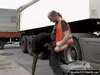 Noir fantaisie femme chevauchée sur grown-up truck chauffeur extérieur