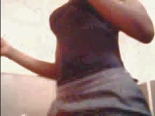 Perempuan hitam muda wanita dengan besar payu dara bermain pada webcam filem