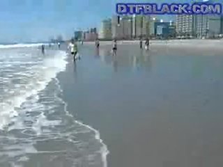 Candid non ýalaňaç teens at pläž