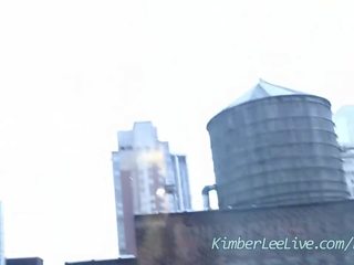Kimber i mbrojtur nga era masturbates në front i dritare