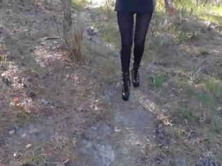 Walking iført en svart kjole strømpebukse og hæler: xxx film c8