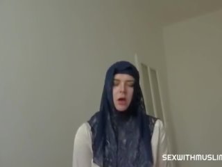 Todellinen estate agentti mies nussii pirteä hijab nainen