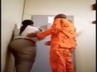 Babae bilangguan warden makakakuha ng fucked sa pamamagitan ng inmate: Libre may sapat na gulang pelikula b1