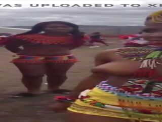 Berpayu dara besar south warga afrika kanak-kanak perempuan singing dan menari tanpa penutup dada