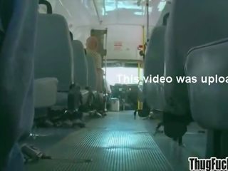 Gangster fucks en rakad vit röv i en tåg