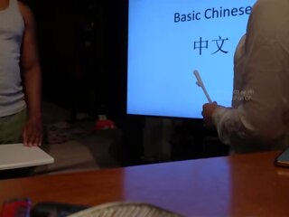 Kinesiska läraren har kön klämma med studenten under personligt klass (speaking kinesiska) xxx klämma filmer