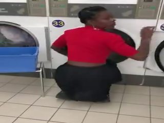 Cây mun phụ nữ nhặt lên trong launderette vì hậu môn người lớn kẹp