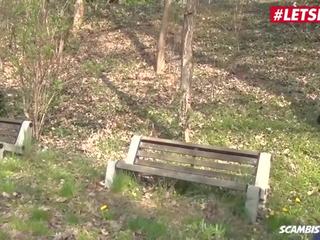Letsdoeit - pechugona italiana negrita folla su joven hembra en la parque