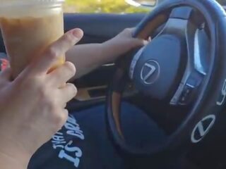 Unë pyeti një i huaj në the anë i the rrugë në hov larg dhe spermë në tim ice coffee &lpar;public masturbation&rpar; përjashta makinë seks video